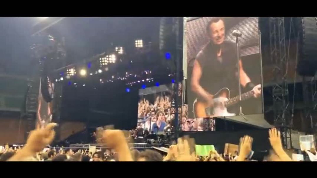 Bruce Springsteen - Dancing In The Dark ( Best Of  With Fans On Stage )