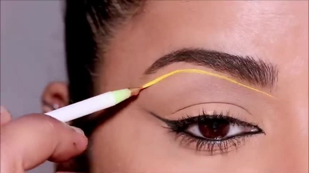 ⁣Try this technique to Apply PERFECTLY THIN Eyeliner! You’ll LOVE it!!