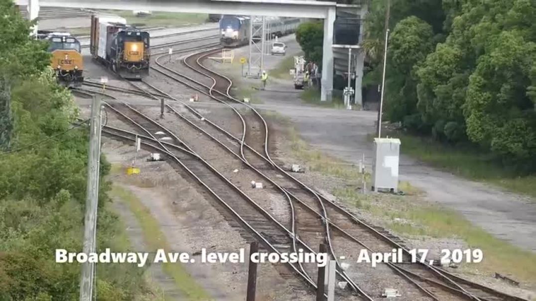 ⁣Near collision on tracks in Jacksonville