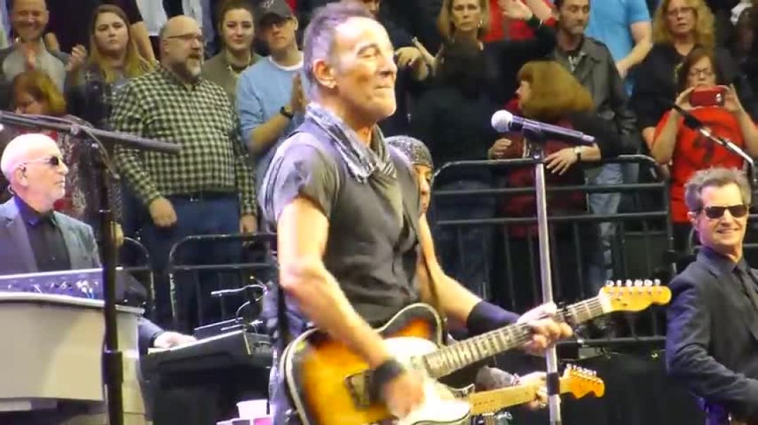 Bruce Springsteen "Dancing In The Dark" St.Paul,Mn 2/29/16 HD