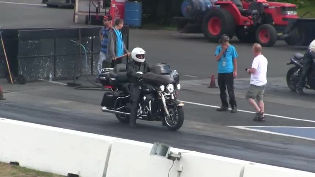 ⁣The difference between Harley Davidson and Hayabusa - drag race