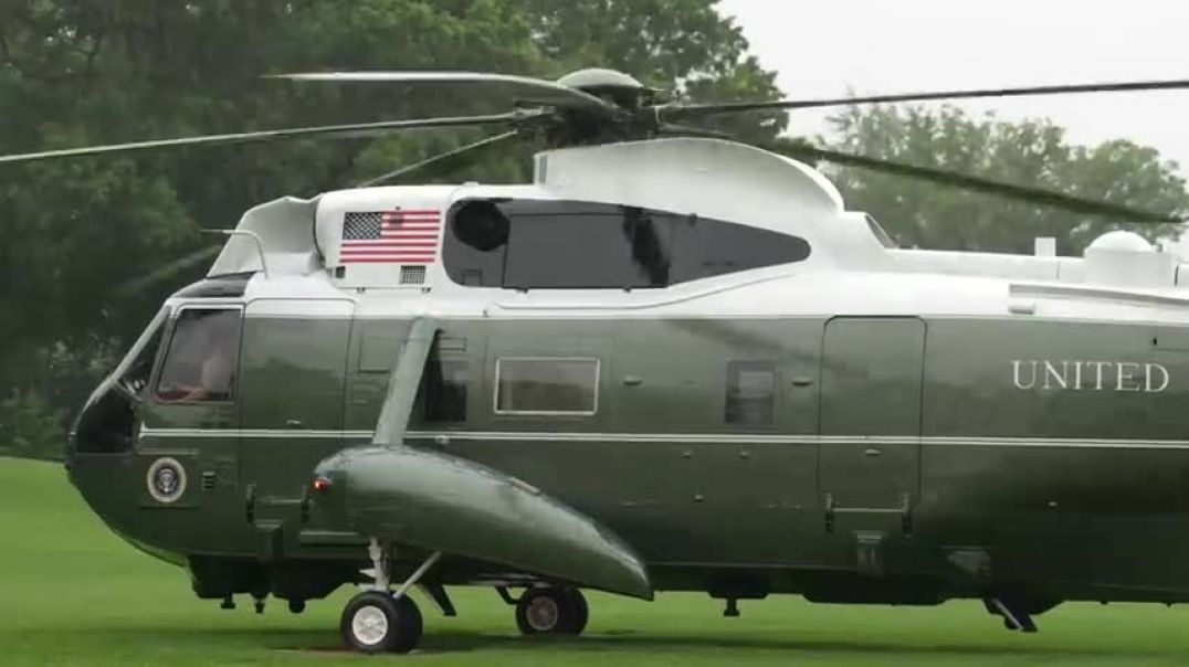 ⁣Marine One lifts off in a downpour but it looked awesome