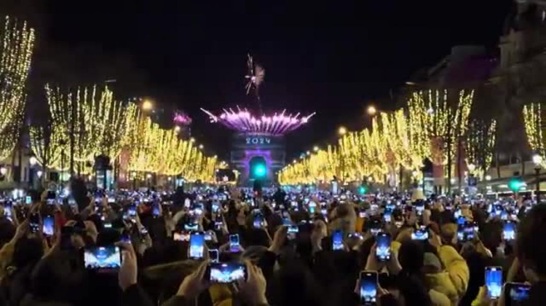 ⁣PARIS NEW YEAR 2024 - Champs-Élysées FIREWORKS - FOGOS DE ARTIFÍCIO - #fireworks #fogosdeartifício