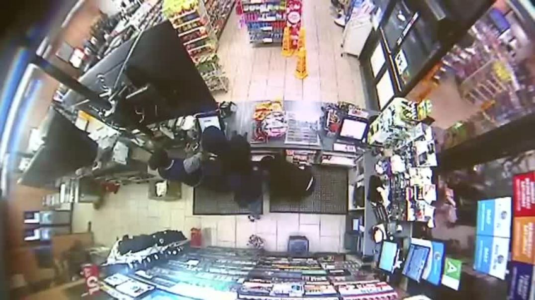 ⁣RAW: Sheriff's deputy walks into 7-Eleven during armed robbery in progress