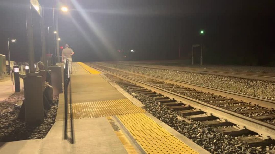 ⁣WB BNSF Z Train Slams Past La Plata, MO at 70MPH at Night 7/9/22 with U.S Trains & Sirens