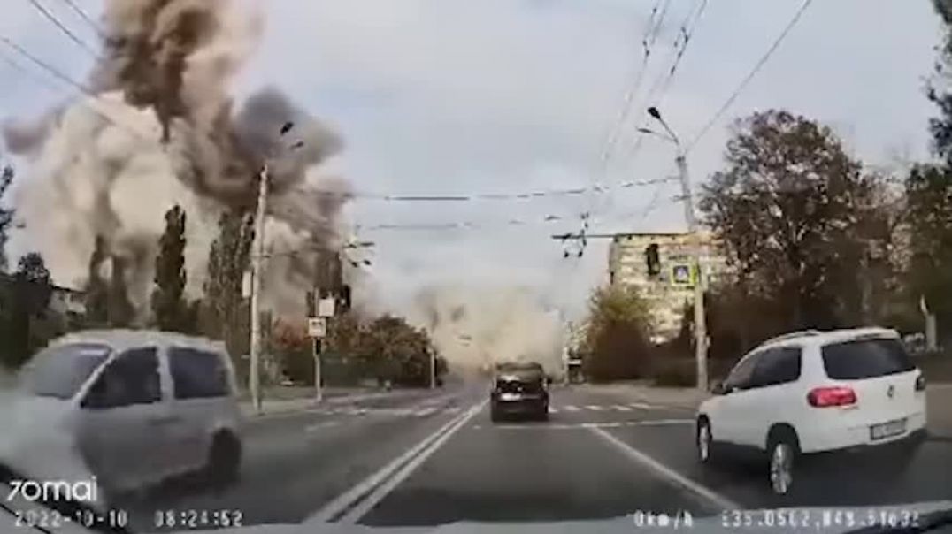 ⁣Dashcam video shows moment of missile strike in Dnipro, Ukraine