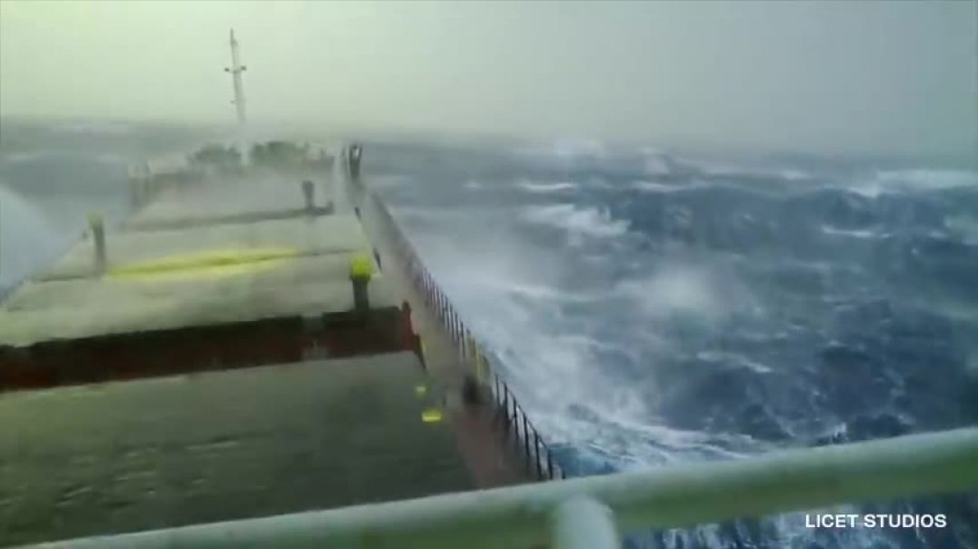 5 Ships Caught in Monster Waves