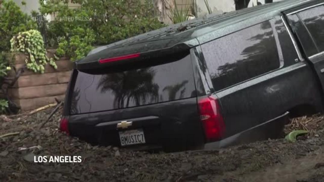 ⁣California rain Cars buried in mudslide, dramatic river rescue caught on camera