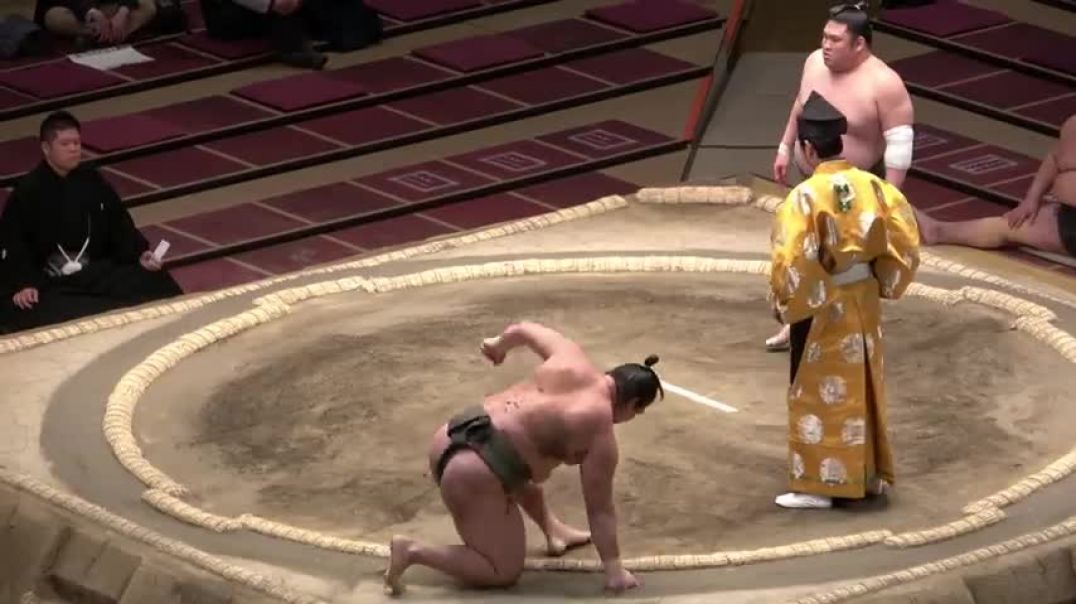 ⁣The dangers sumo wrestlers face
