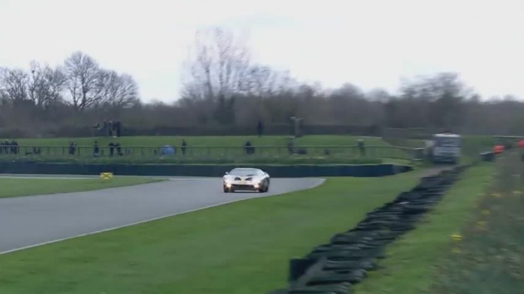 ⁣Incredible car control! Ford GT40 flies around Goodwood