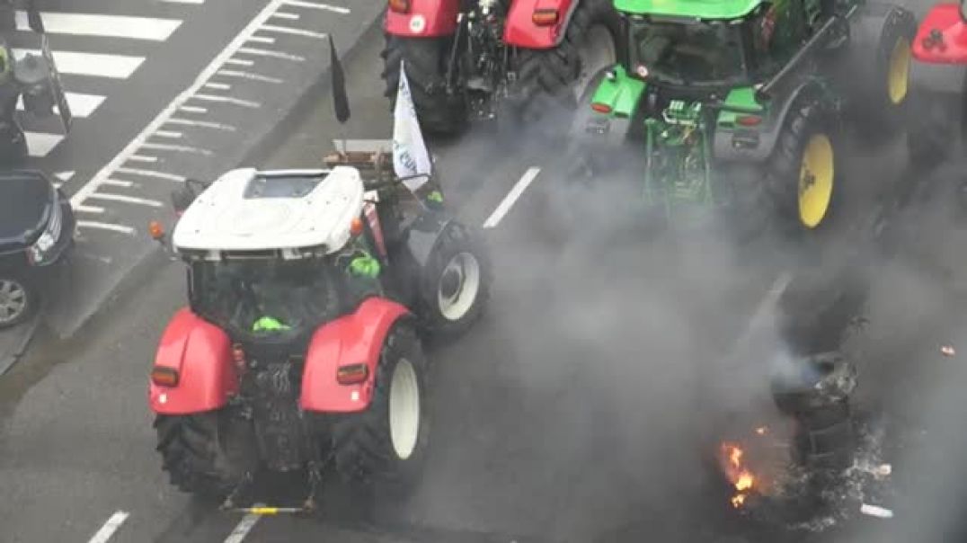 ⁣Brussels Farmers block roads, light fires as ministers meet on farm rules   AFP