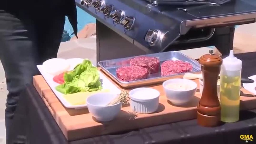 ⁣Gordon Ramsay's perfect burger tutorial | GMA