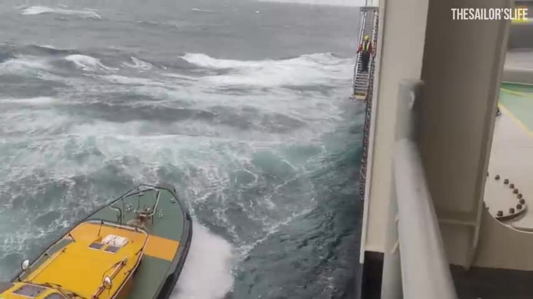 ⁣Omg! Lady pilot disembarked the ship on rough weather