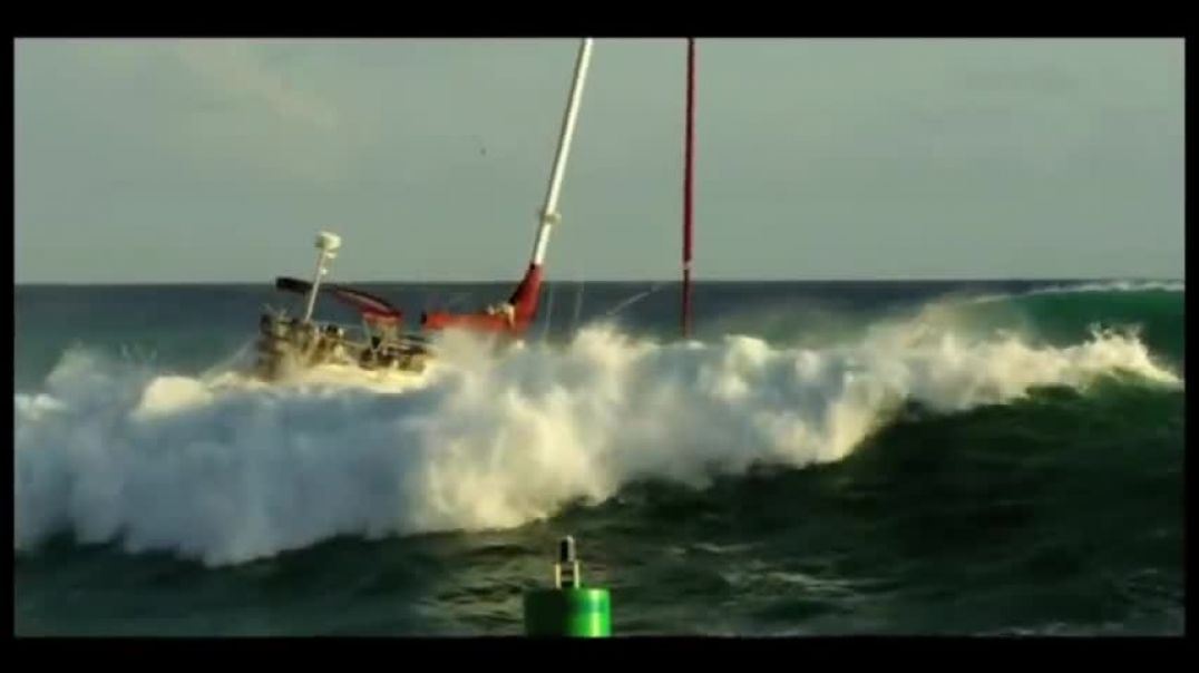 ⁣Point Panic! Big Wave hits sailboat at Ala Moana Bowls in Waikiki
