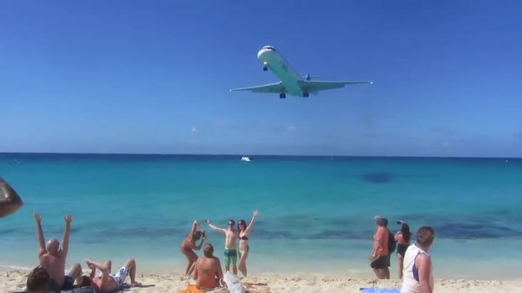⁣Airplane low pass! St.Maarten, Maho beach..