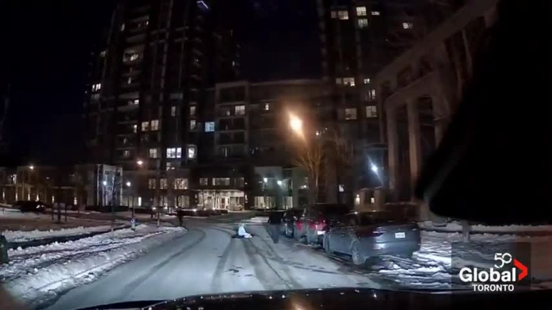 ⁣Violent car jacking in Toronto caught on camera as thieves get away with $700K Rolls Royce
