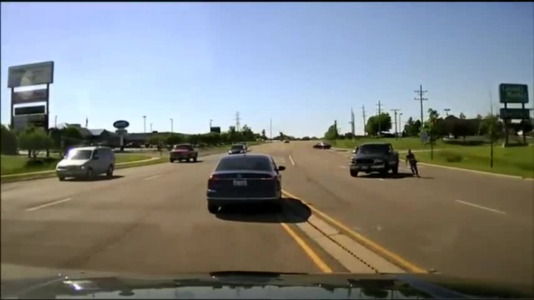 ⁣Man Jumps into Moving Car, Saves Seizure Victim