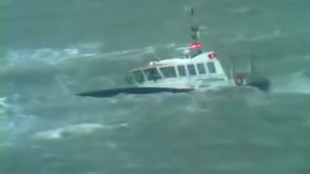 ⁣Pilot boat Pathfinder in Storm force 10, with 8m seas