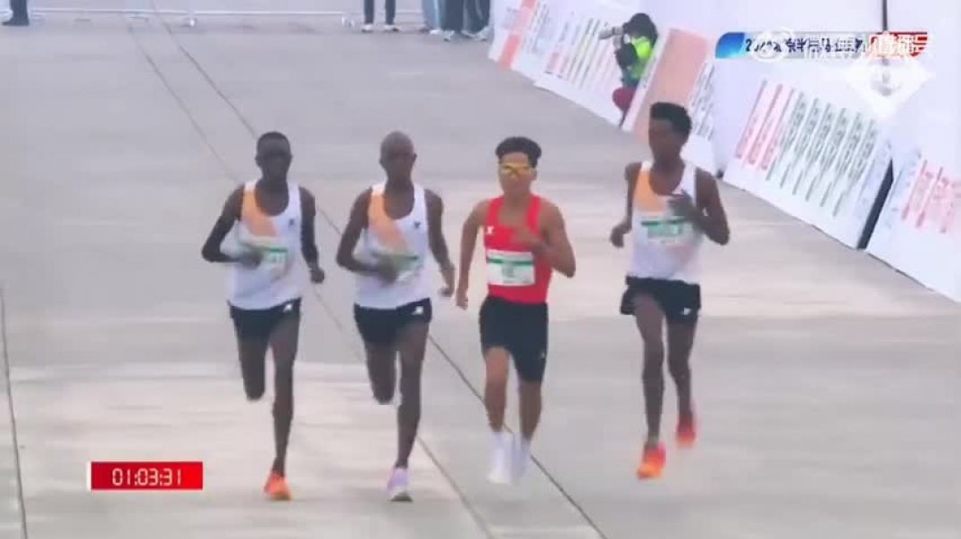 ⁣Runners appear to let Chinese contestant win Beijing half-marathon