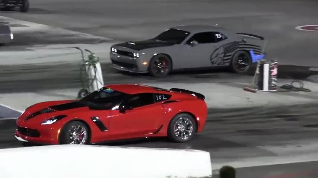 ⁣Hellcat vs Z06 Corvette - drag racing