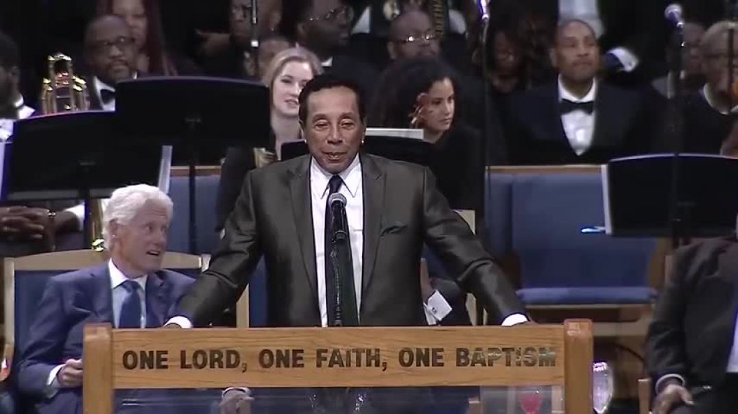 ⁣Smokey Robinson sings to Aretha Franklin during her funeral