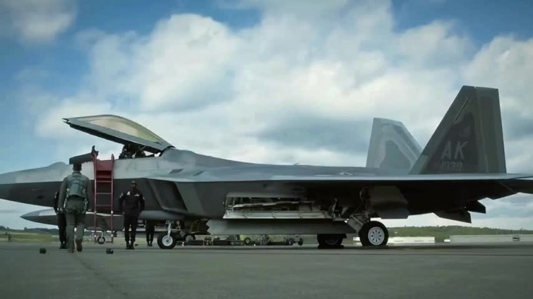 F-22 Raptor (200$ Million) Take-Off and Landing on the runway  - US Air Force