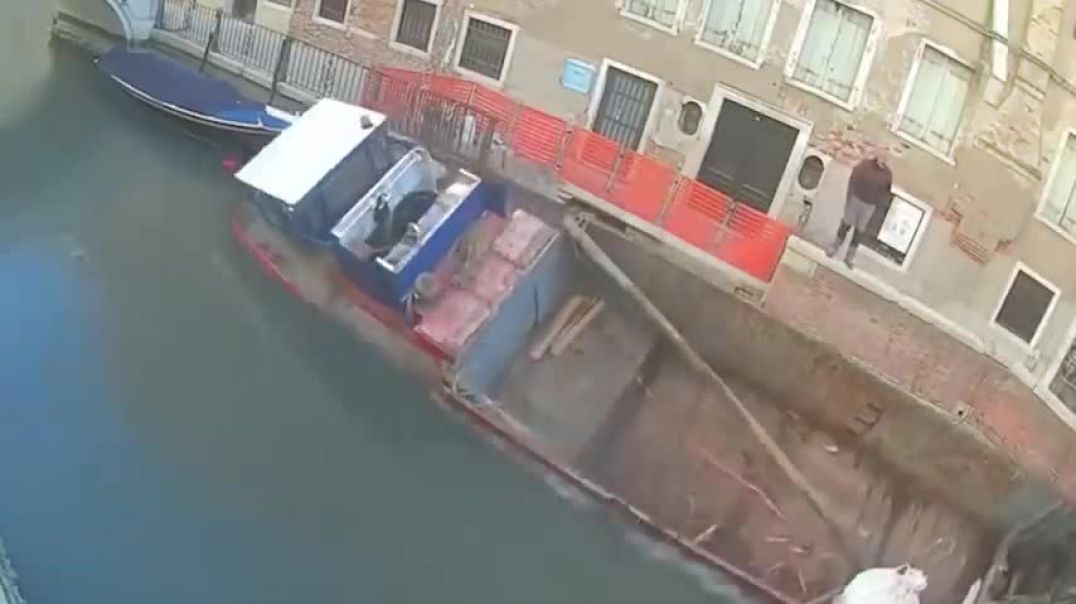 ⁣Idiots In Boats Caught On Camera