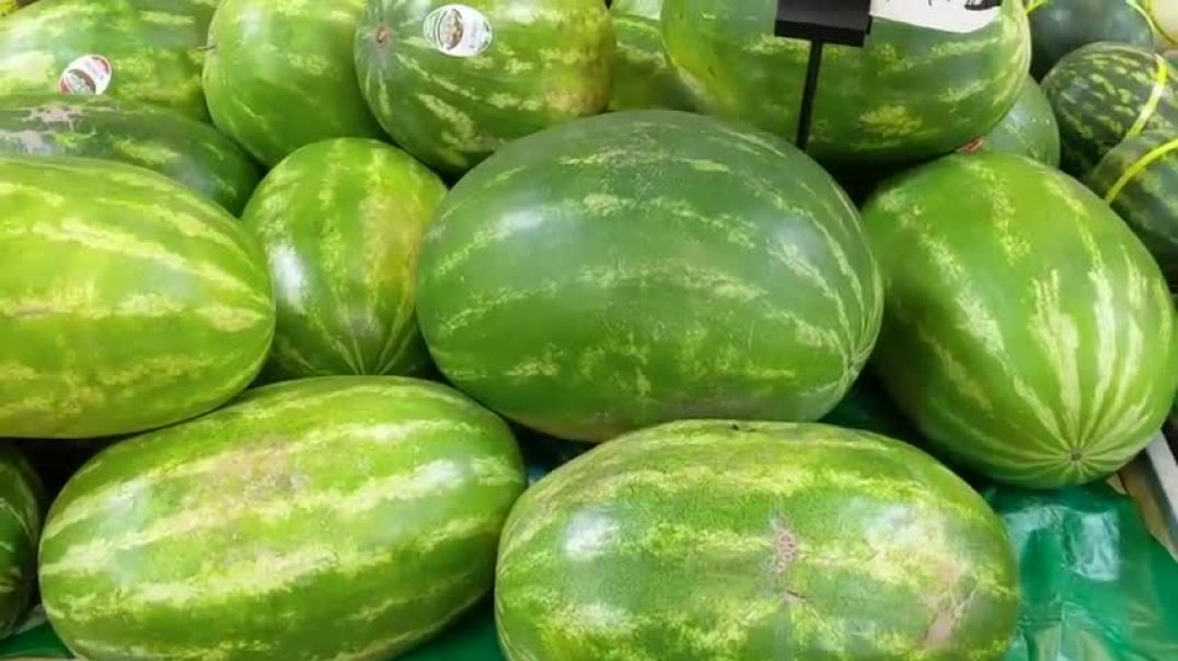 ⁣How to pick a sweet and juicy watermelon   3 things to look for   How to cut watermelon into cubes