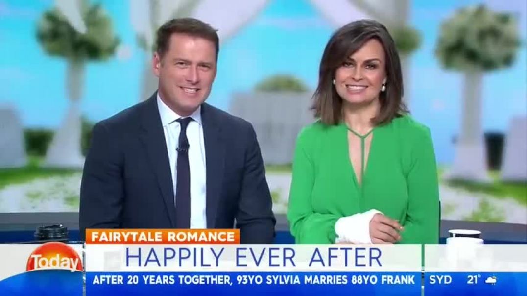 ⁣Hosts lose it over 93-year-old's raunchy joke
