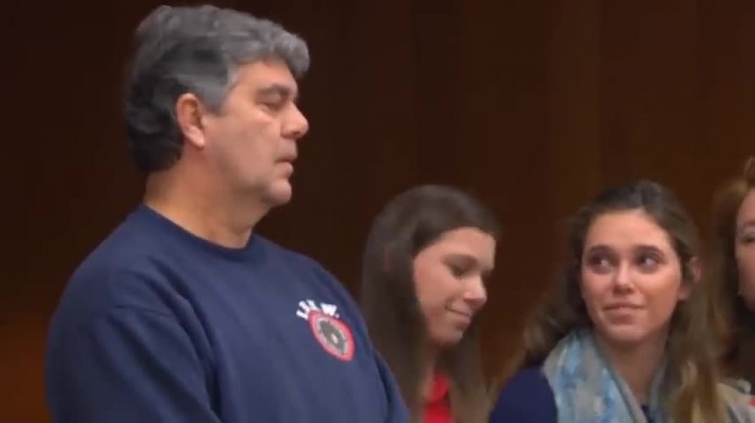 ⁣Distraught father of 3 victims tries to physically attack Larry Nassar in courtroom