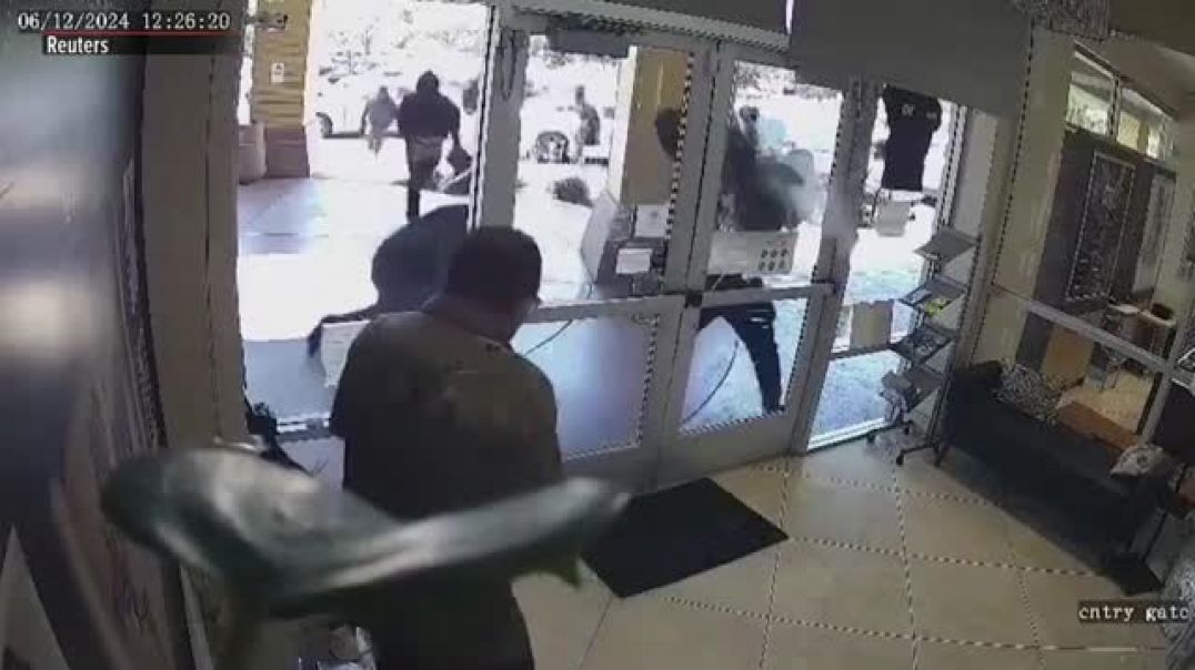 ⁣20 robbers break into US jewelry store