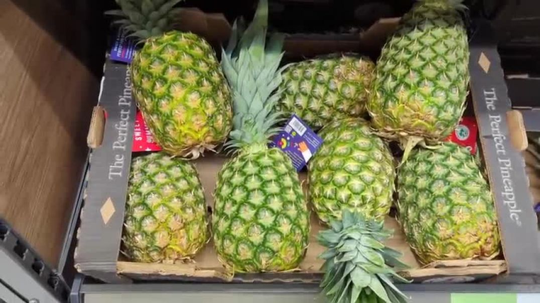 ⁣The secret of how to pick a sweet juicy pineapple piña   4 things to look for   How to cut it