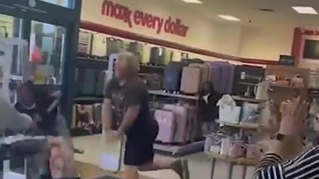 ⁣Customer knocks alleged thief to ground at T.J. Maxx store