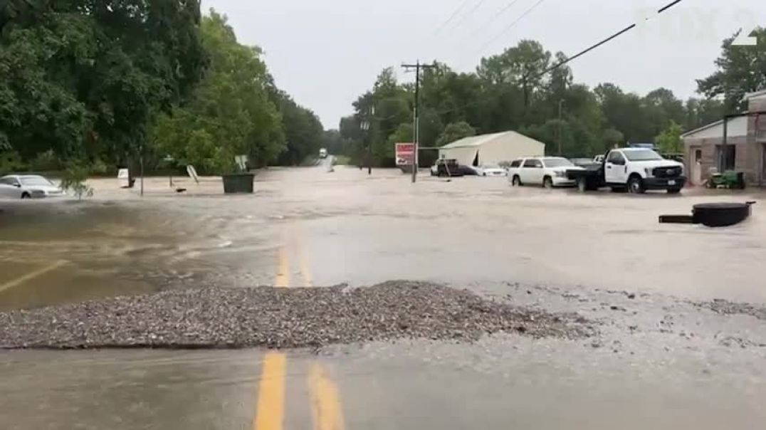 VIDEOS Widespread flooding in Nashville, Illinois after dam failure