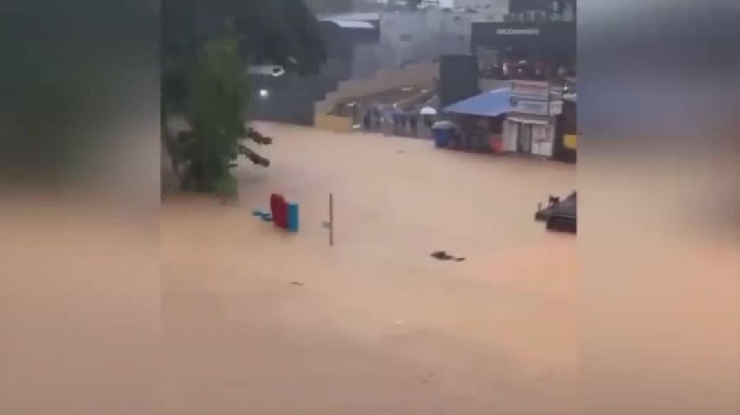 Metro Manila FLOODED by TYPHOON CARINA (Filipino BAYANIHAN)