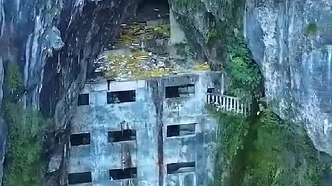 ⁣An Abandoned Building Discovered Within the Cliffs of Liang Shan, China #shorts