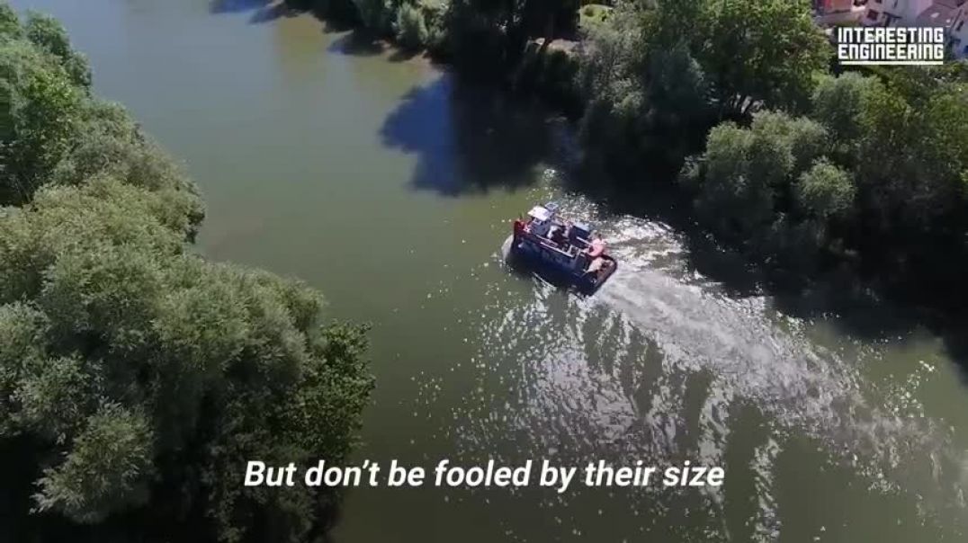 ⁣How small tugboats move massive ships