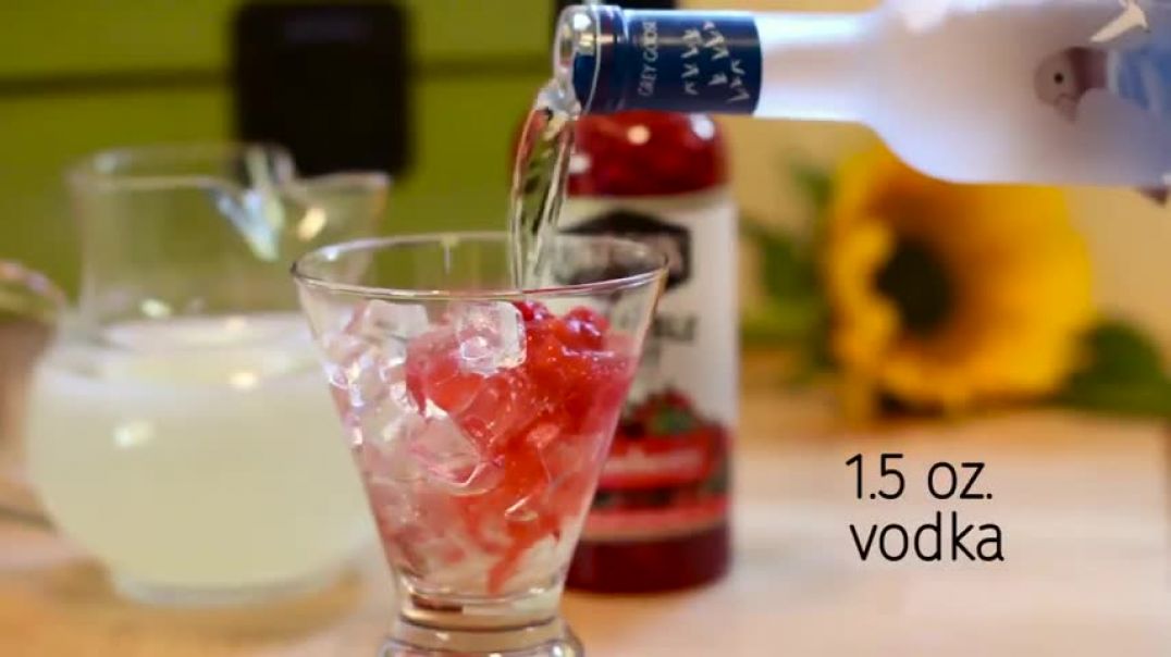 ⁣Vodka Strawberry Lemonade Drink Recipe