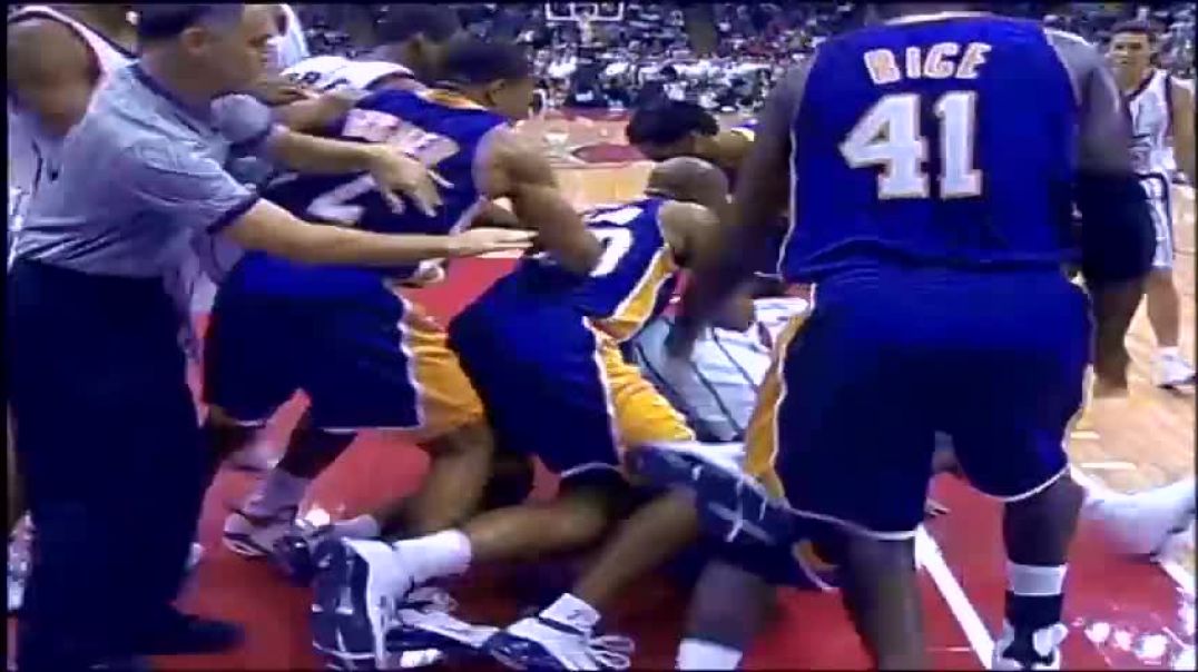 ⁣Shaquille ONeal and Charles Barkley fight during Lakers vs. Rockets game (1999) | ESPN Archives