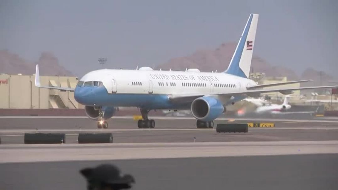 ⁣Kamala Harris' plane lands in Phoenix after monsoon delay