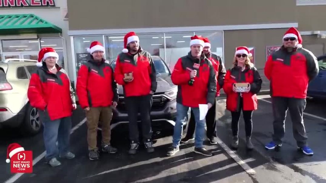 ⁣McDonalds employee who walks over 2 miles to work gets special Christmas gift from a Secret Santa