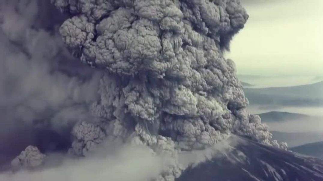 Flying Over Mount St. Helens: 1980 Volcanic Eruption Explained