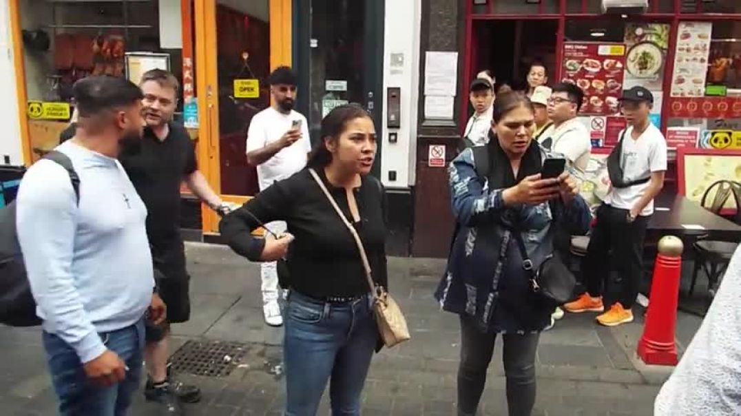 ⁣Aggressive pickpockets in Soho London