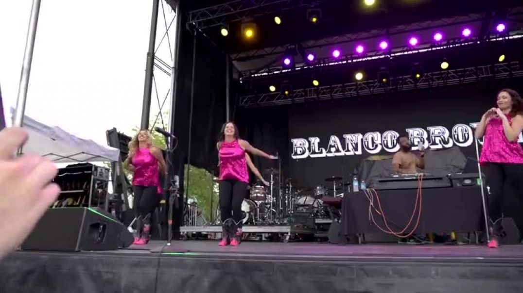 ⁣The Git Up - Blanco Brown LIVE Featuring Lauren Alaina & Boot Boogie Babes