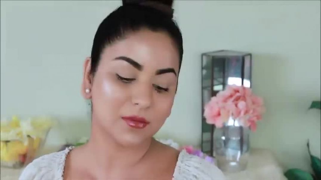 ⁣Easy 3-Step Glowing Dewy Makeup Tutorial (No Highlighter!!)